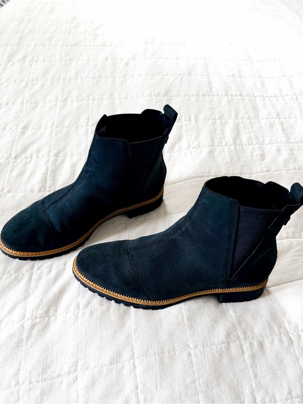 TOMS Women's Cleo Chelsea Boots in black size 8